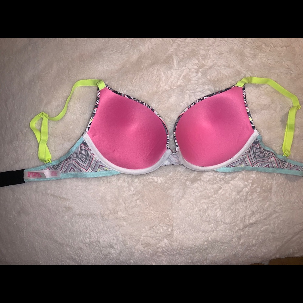 PINK Victoria Secret
WEAR EVERYWHERE PUSH-UP - Picture 2 of 4